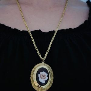 Gold toned vintage necklace with rose detail